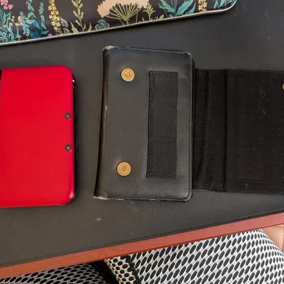 Nintendo 3DS XL, red, includes case and 15 games - Picture 6 of 8